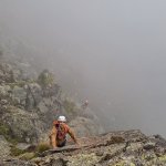 vue du grimpeur dans le brouillard