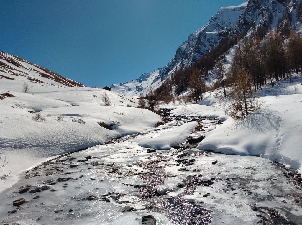 Ruisseau sous la neige